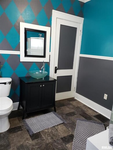 1215 W 14th St, Davenport, IA 52804 - photo 7