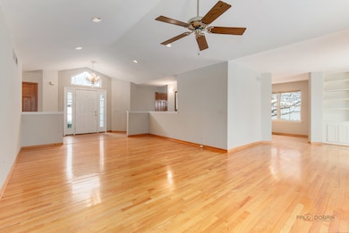 186 N Crooked Lake Ln, Lindenhurst, IL 60046 - photo 3