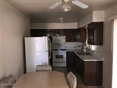 10933 kitchen and eat in area