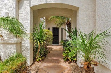 642 W Honeysuckle Dr-large-003-31-Entryw