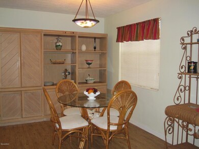 Dining View Hutch Conveys