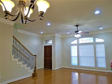 Wow! Huge 10' high ceiling bright /open den and di