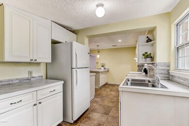 1298 Macarthur St, Jacksonville, FL 32205 - photo 4