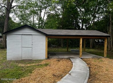 1184 Dewey St carport