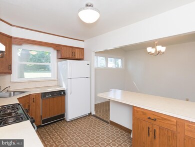 422 Lyndhurst Dr, Broomall, PA 19008 - photo 6