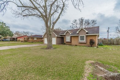 3925 Heatherglen St, Bay City, TX 77414 - photo 2