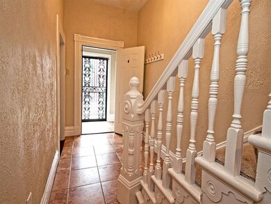 Wonderful Victorian woodwork and high ceilings gre