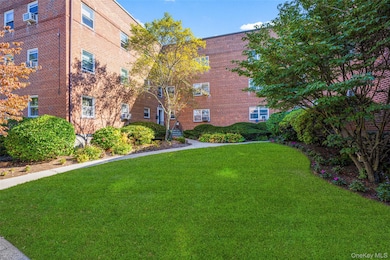 Tappan Manour Condominium unit T2, Tarrytown, NY 10591 - photo 2