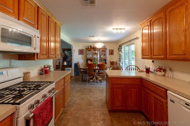 Kitchen w/sitting bar.