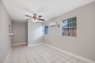150 Hohldale St unit D, Houston, TX 77022 - photo 3