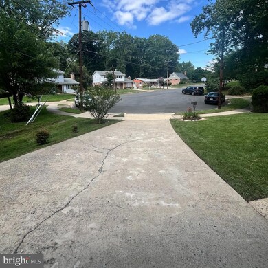 8213 Springfield Village Dr, Springfield, VA 22152 - photo 3