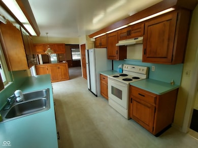 1321 Greenway Dr, Anderson, IN 46011 - photo 7