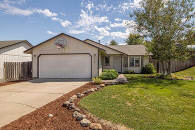 3338 SW Salmon Ave, Redmond, OR 97756 - photo 4