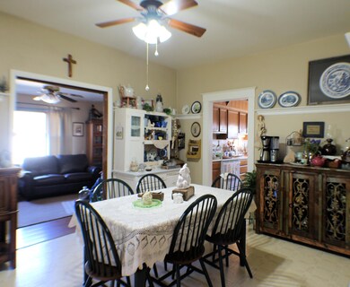 Dining Room<|>Public<|>