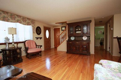 460 Admiral-Living Room