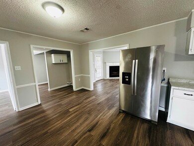 Kitchen with visible vents, ornamental molding, da