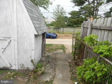 2735 Yarnall Rd, Halethorpe, MD 21227 - photo 5