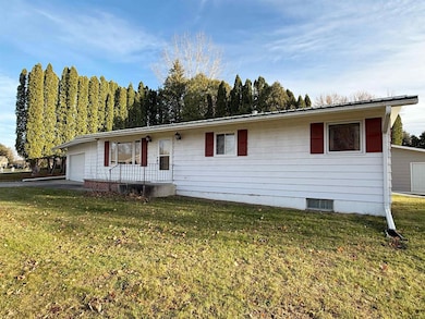 1306 Skyline Dr, Decorah, IA 52101 - photo 3