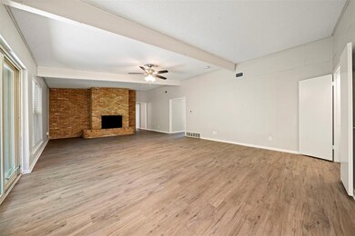 1303 Shady Creek Dr, Euless, TX 76040 - photo 4