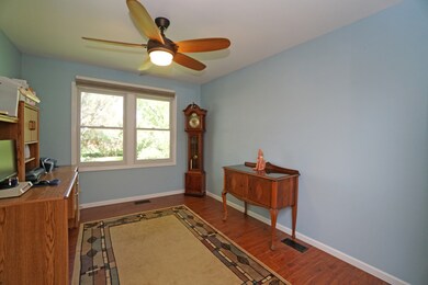 421 Armstrong Dr, Buffalo Grove, IL 60089 - photo 4