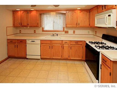 Kitchen Oak Cabinets Create a Warm, Inviting Space
