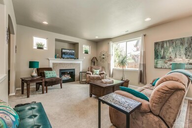 20555 Goldenrod Ln, Bend, OR 97702 - photo 4