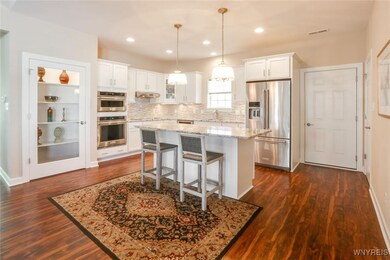 Kitchen w/ breakfast island