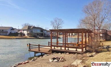 Relax with family & friends...enjoy lake activities...fishing, swimming, ice skating!