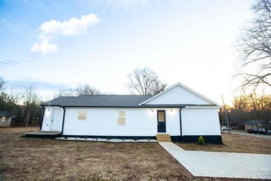 390 Preyer St, Shelby, NC 28152 - photo 2