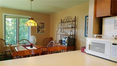 527 Fox Ridge Kitchen to Dining