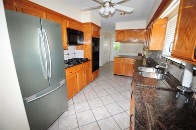 305 W Castle Harbour Dr, Friendswood, TX 77546 - photo 2