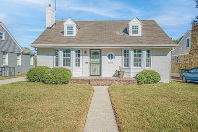 View of front facade featuring a front yard and ce
