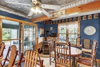 Eat-In Kitchen