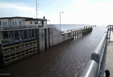 1200px-Port_Mayaca_Navigational_Lock_01