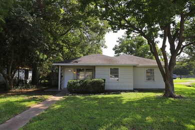 201 Mclemore Dr, Alvin, TX 77511 - photo 2