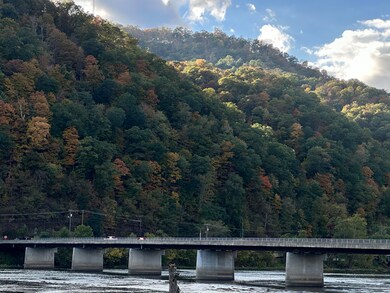 112 Riverside Dr, Hinton, WV 25951 - photo 4