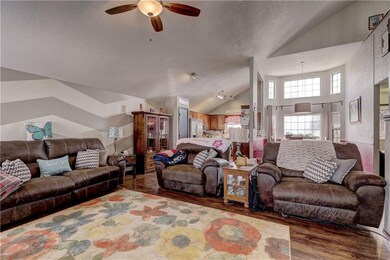 501 Gyrfalcon Dr, Norman, OK 73072 - photo 4