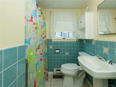 Bathroom. Tiled bathroom with tub.