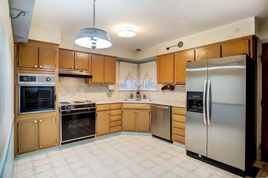 979 McNaughten Rd, Columbus, OH 43213 - photo 2