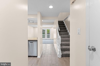 1644 Fieldthorn Dr, Reston, VA 20194 - photo 3