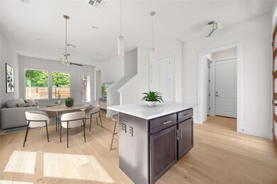 Kitchen with a kitchen breakfast bar, light count