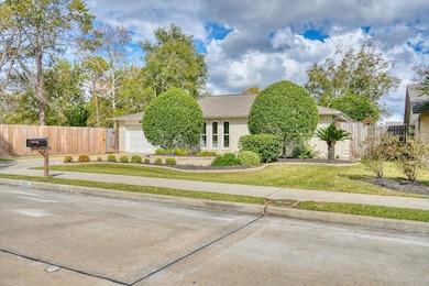 16327 Blackhawk Blvd, Friendswood, TX 77546 - photo 2