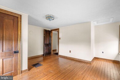 334 W Queen St, Strasburg, VA 22657 - photo 7