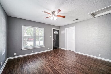 213 W Cleveland St, Alvin, TX 77511 - photo 3