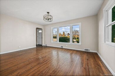 6 Central Ct, Valley Stream, NY 11580 - photo 3