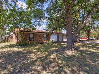 1208 Wedgewood Dr, Cleburne, TX 76033 - photo 2