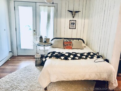 BRIGHT BEDROOM WITH GIGANTIC CLOSET STORAGE AND NE