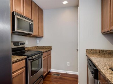 Kitchen w/ granite countertops and stainless appli