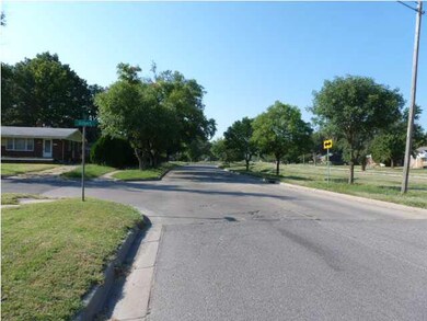 Neighborhood to the South. Great tree lined neighb