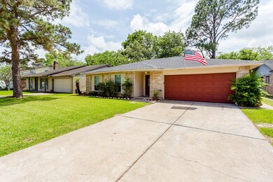16410 Barcelona Dr, Friendswood, TX 77546 - photo 2